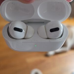 Apple Wireless Earbuds with White Charging Case With Box